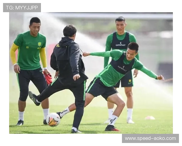 某足球明星穿紧身衣训练照曝光 引发球迷热议并激起话题讨论