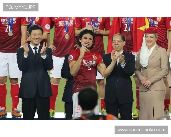 球星亲自送足球鞋给粉丝，背后意义深刻引发球迷热议